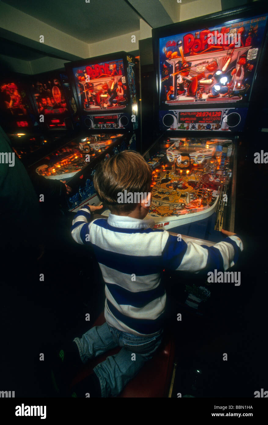 A sette anni di vecchio ragazzo svolge un flipper in una sala giochi a New York il 5 febbraio 1994 Richard B Levine Foto Stock