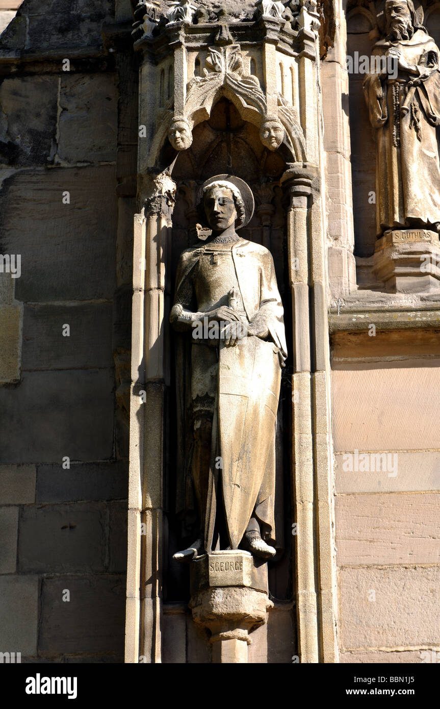 St.George statua nel portico sud della cattedrale di Leicester, Leicestershire, England, Regno Unito Foto Stock