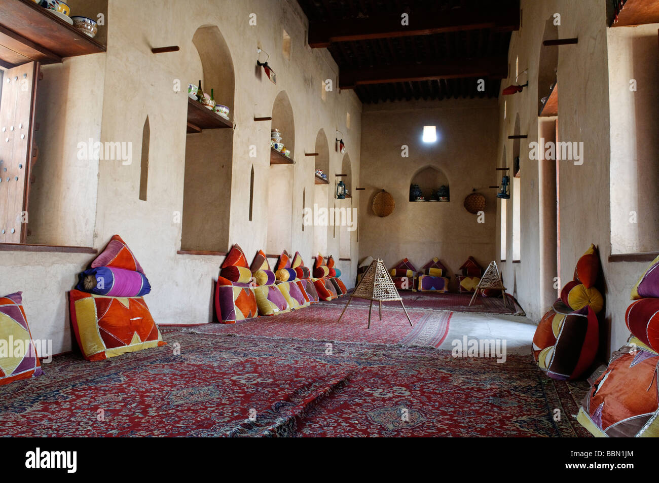 Arabo tradizionale salotto, storico adobe fortificazione, Nakhal Fort Nakhl o castello, Hajar al Gharbi montagne, Batinah Foto Stock