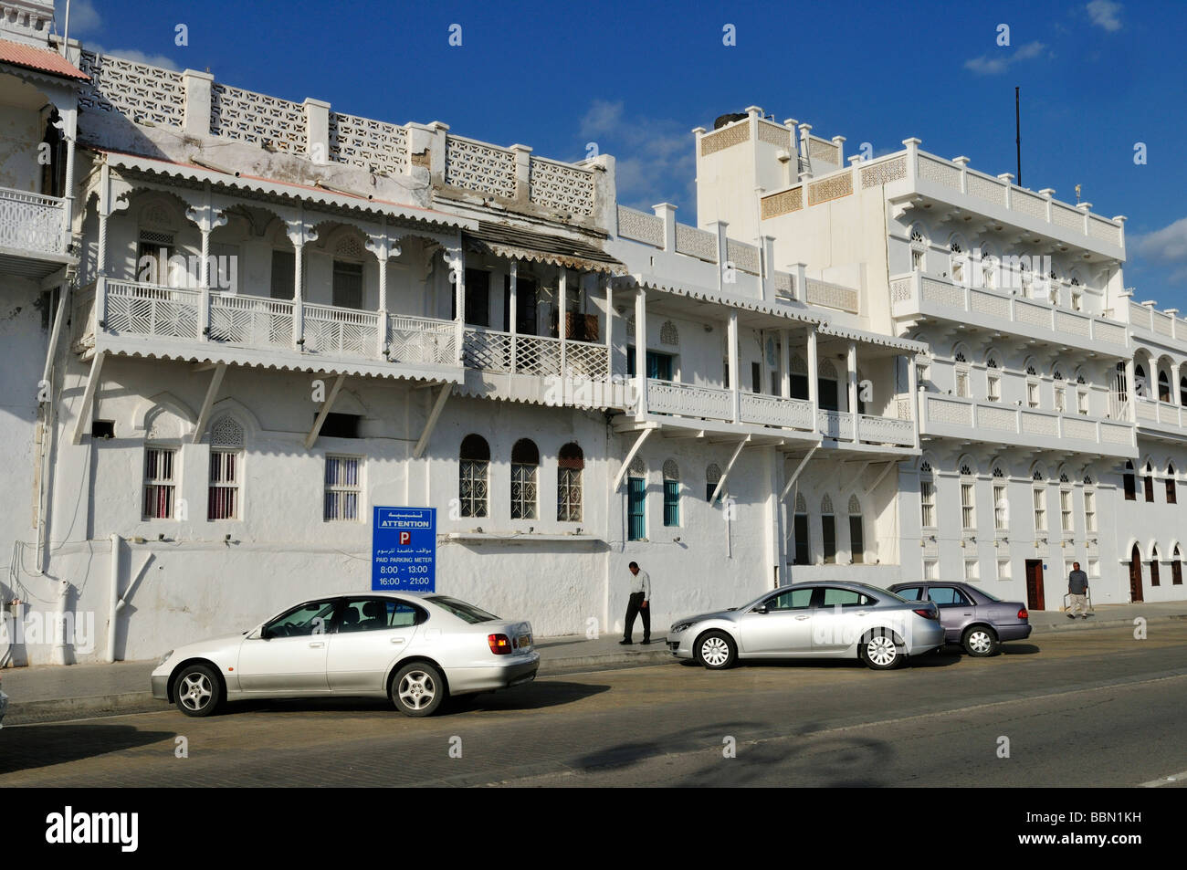 Storico case mercantili presso la Corniche di Mutrah, Moscato, il sultanato di Oman, Arabia, Medio Oriente Foto Stock