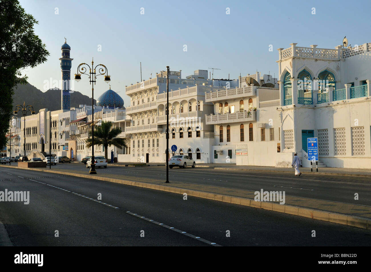 Storico case mercantili, Corniche di Mutrah, Moscato, il sultanato di Oman, Arabia, Medio Oriente Foto Stock