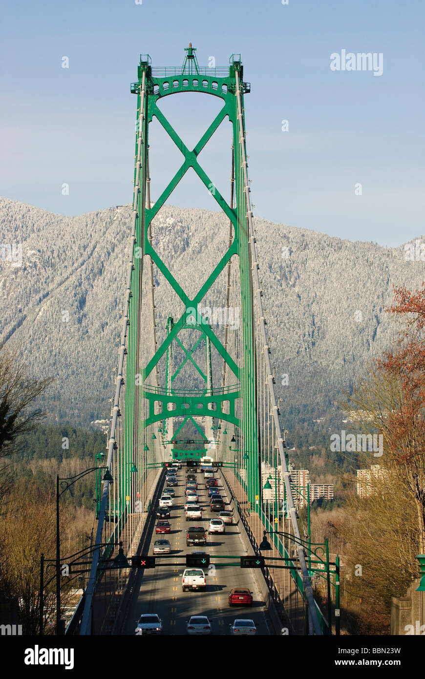 Una vista di Vancouver s Ponte Lions Gate con un Snow capped Grouse Mountain come sfondo Marzo 2009 Foto Stock