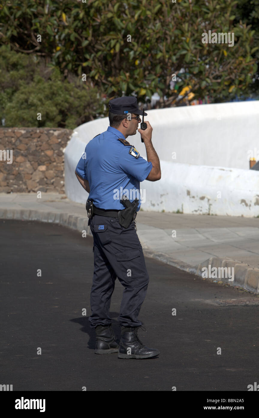 Lo spagnolo funzionario di polizia con la sua radio Foto Stock