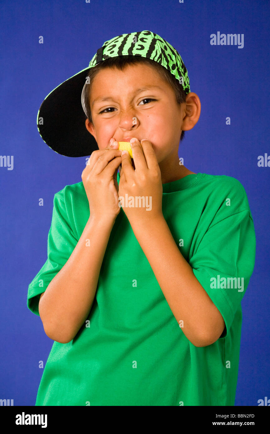 Ritratto di giovane ragazzo ispanico 7-8 anno anni aspirare sour limone facendo faccia facce di tiro divertente funny Stati Uniti intaglio signor © Myrleen Pearson Foto Stock