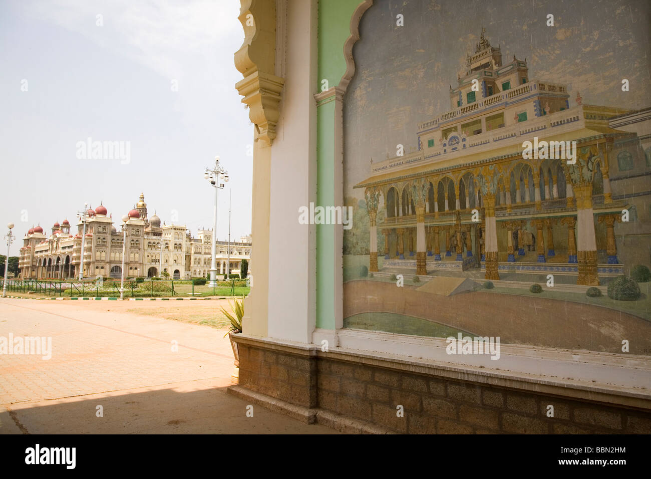 Guardando attraverso uno dei cancelli di Mysore Palace verso l'Indo-Saracenic Amba Vilas Palace. Foto Stock