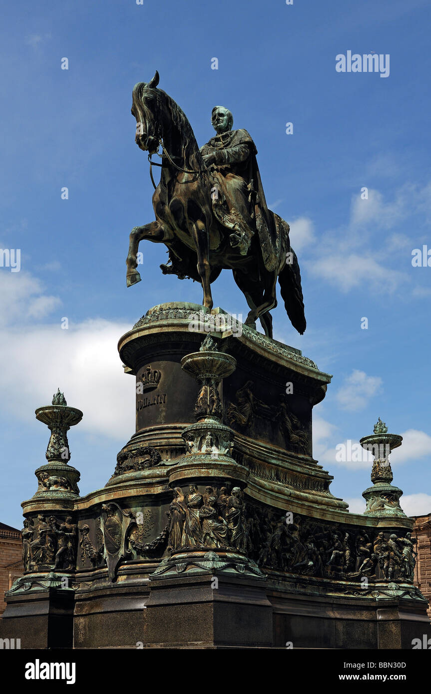 Statua equestre di re Johann, costruito nel 1889, contro il cielo blu, Dresda, Sassonia, Germania, Europa Foto Stock