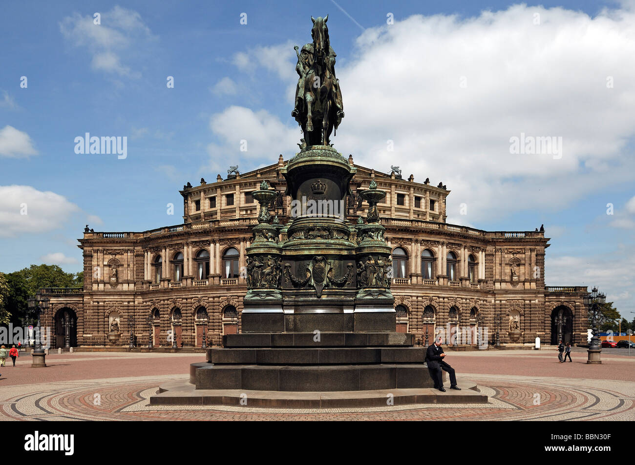 Un monumento di Re Johann, costruito nel 1889, Semper Opera sul retro, Dresda, Sassonia, Germania, Europa Foto Stock