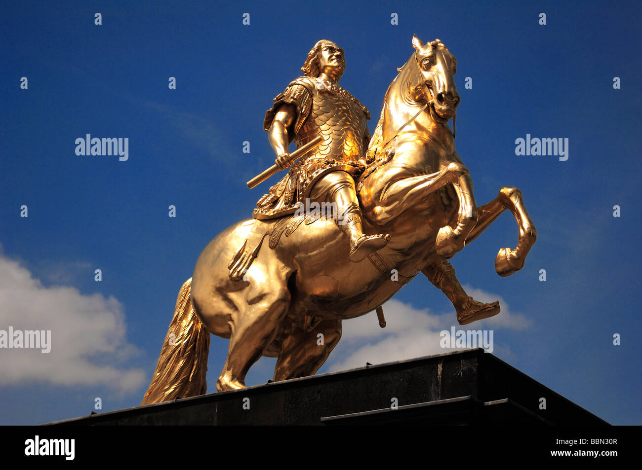 Golden statua equestre di Augusto il Forte contro il cielo blu, Dresda, Sassonia, Germania, Europa Foto Stock