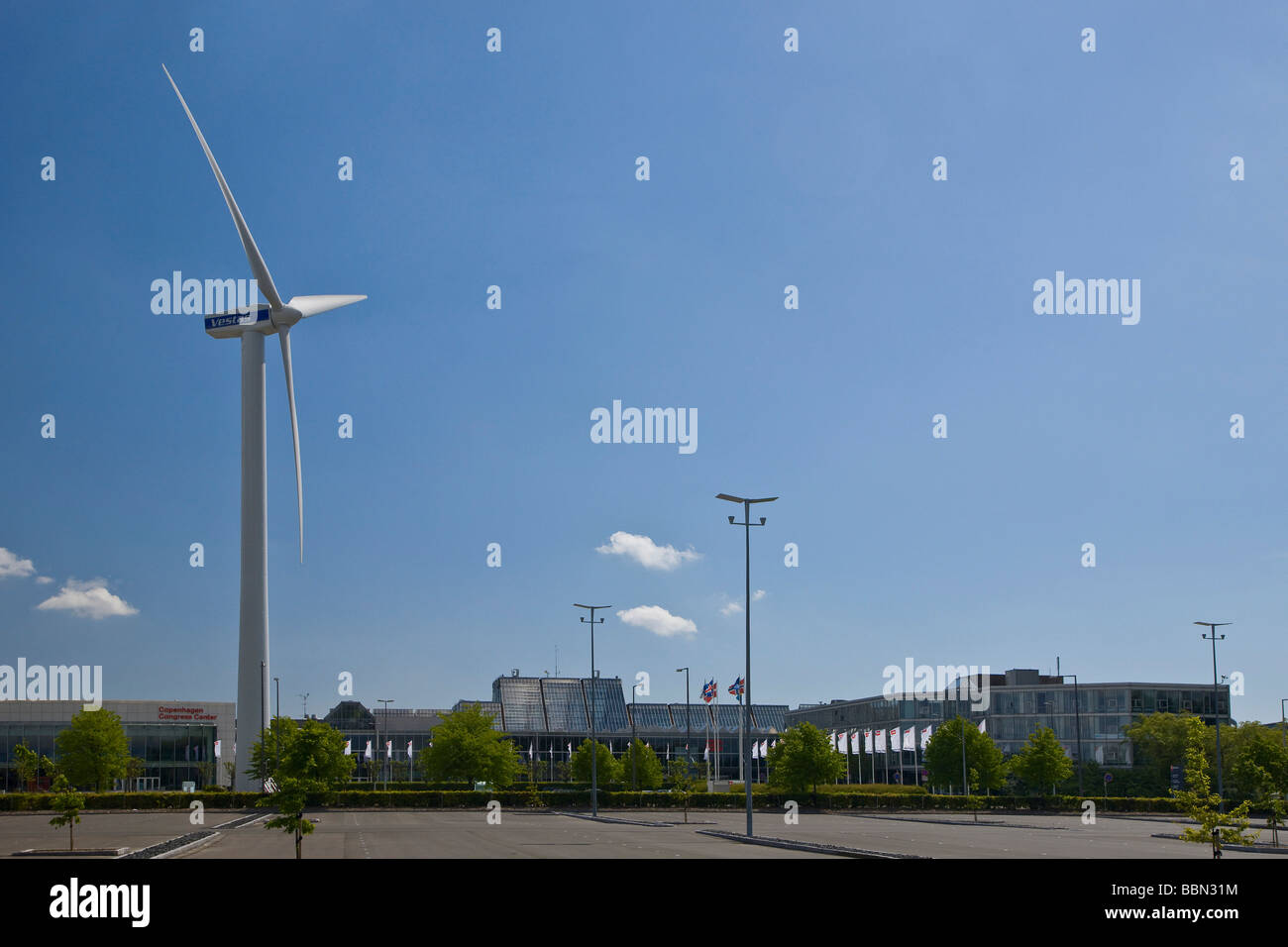 La turbina eolica presso la fiera e il centro congressi Bella Center di Copenhagen, Danimarca, in Europa Foto Stock