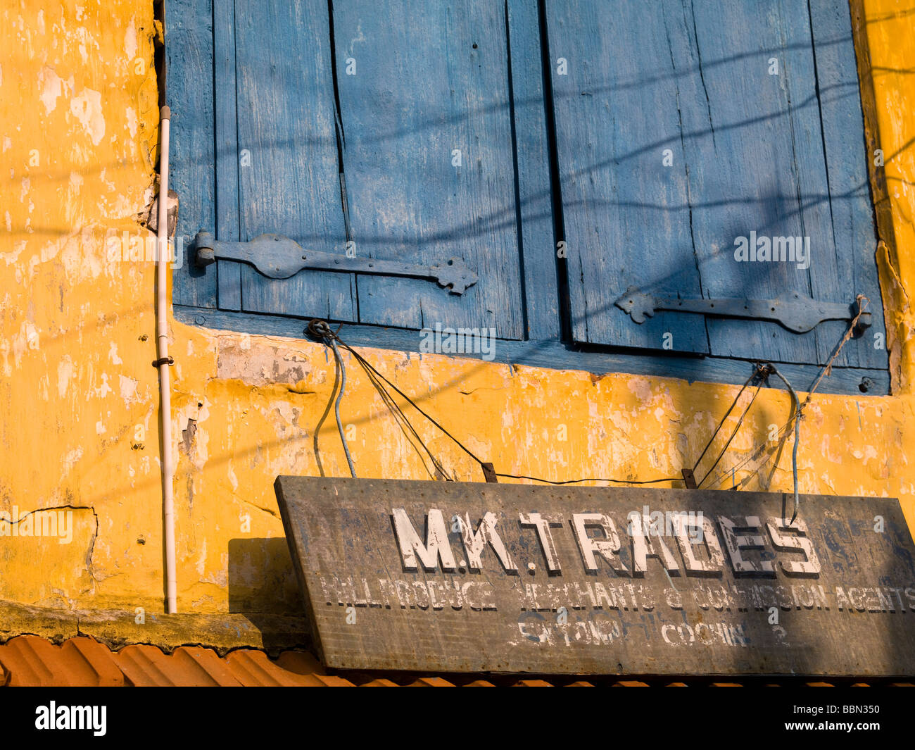 Jewtown,Cochin,Kerala, India;M.K. Mestieri negozio di fronte e persiane blu Foto Stock