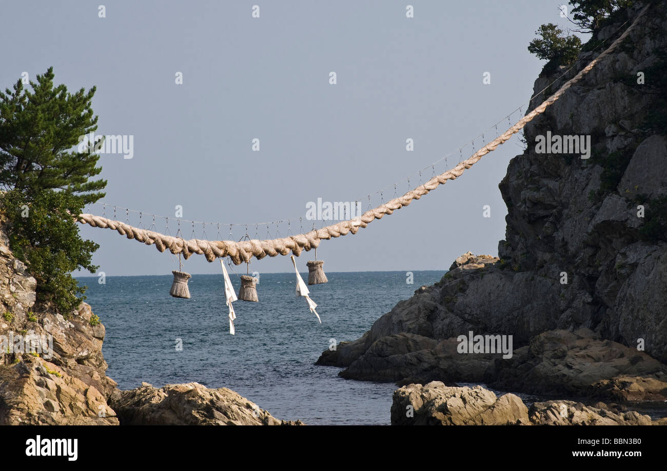 Grande paglia corda appeso tra due grandi rocce a Bungo futamigaura Nippo kaigan Parco Nazionale di Saiki città prefettura di Oita Giappone Foto Stock