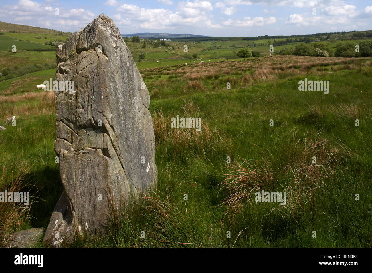 Aghascrebagh grande pietra permanente County Tyrone Irlanda del Nord Regno Unito nella distanza è la pietra ogham con lo stesso nome Foto Stock