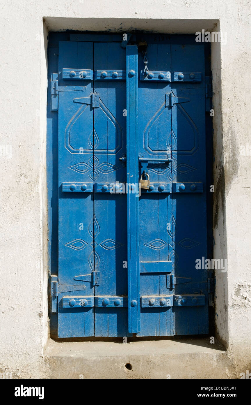 Scolpiti in legno porta nella città vecchia di Sur, Sharqiya regione, il sultanato di Oman, Arabia, Medio Oriente Foto Stock