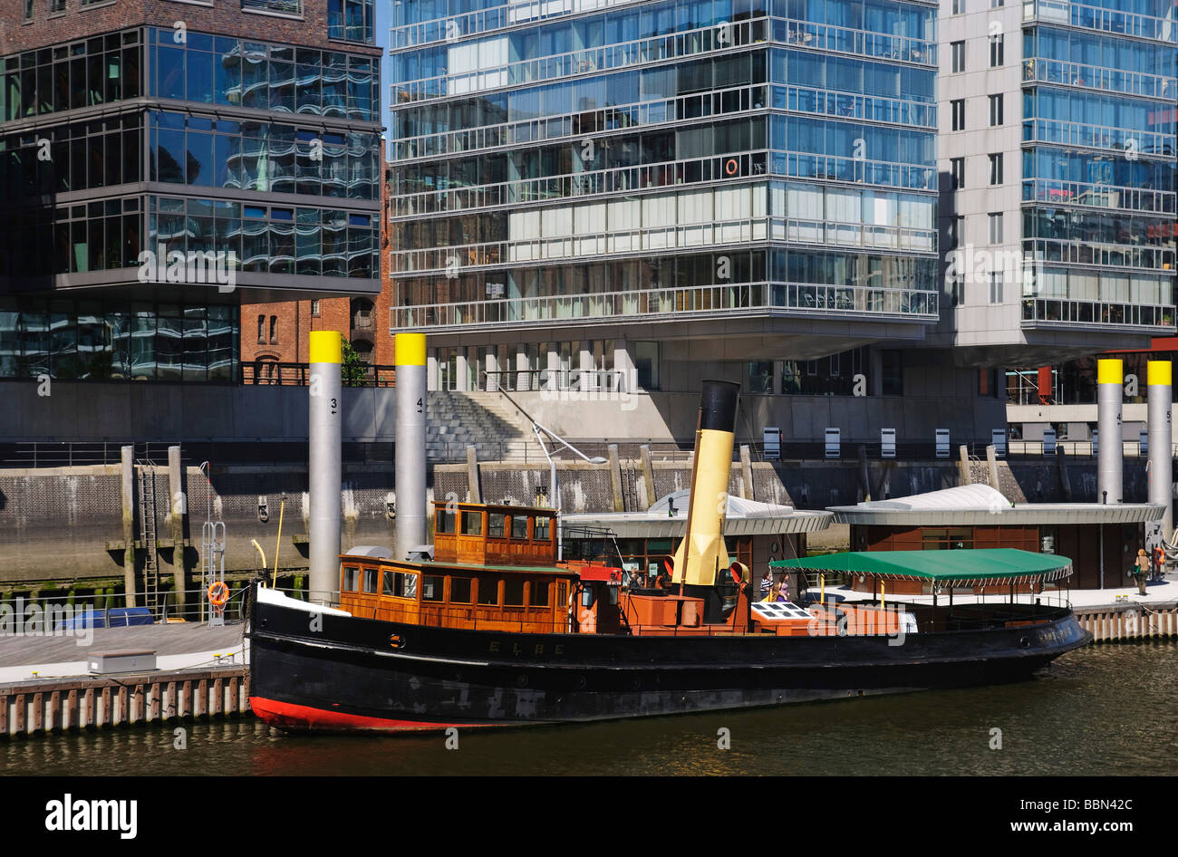 Storico Porto rimorchiatore in porto per le tradizionali imbarcazioni a vela, Sandtorhafen, Hafencity Harbor City, Amburgo, Germania, UE Foto Stock