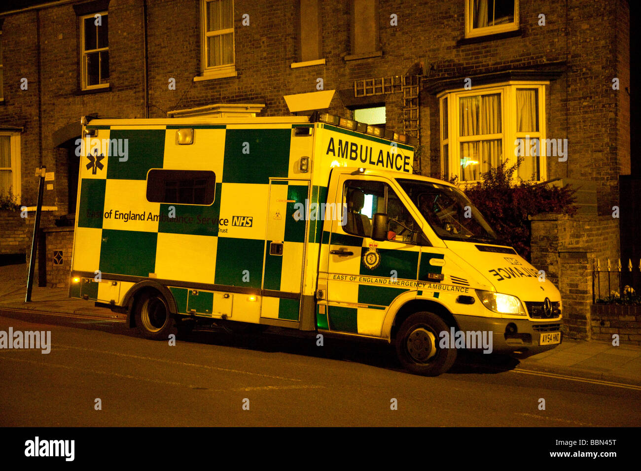 Ambulanza parcheggiato di notte, REGNO UNITO Foto Stock
