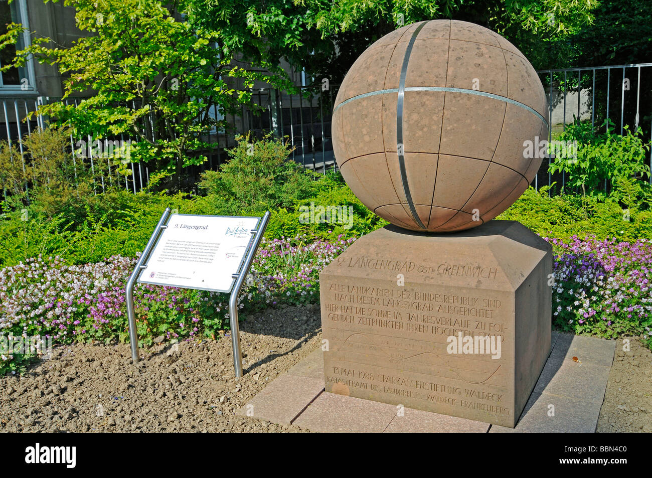 Nona Longitudine, Greenwich, Globe, Meridian, marker, monumento Meridian, Bad Arolsen, Hesse, Germania, Europa Foto Stock