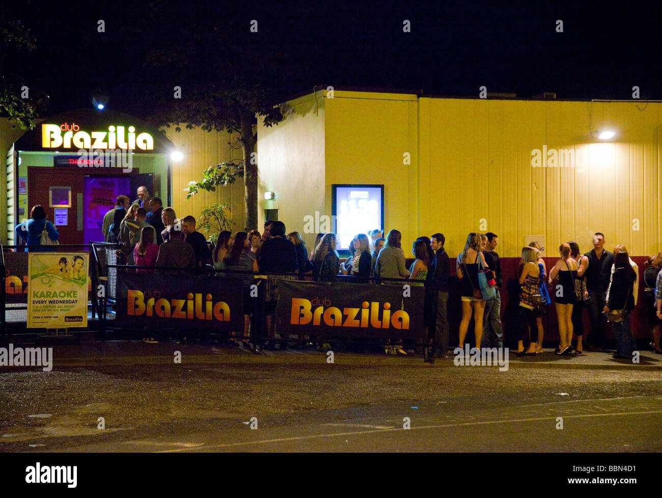 I giovani in coda per entrare in una discoteca di proprietà di Luminar Leisure Foto Stock