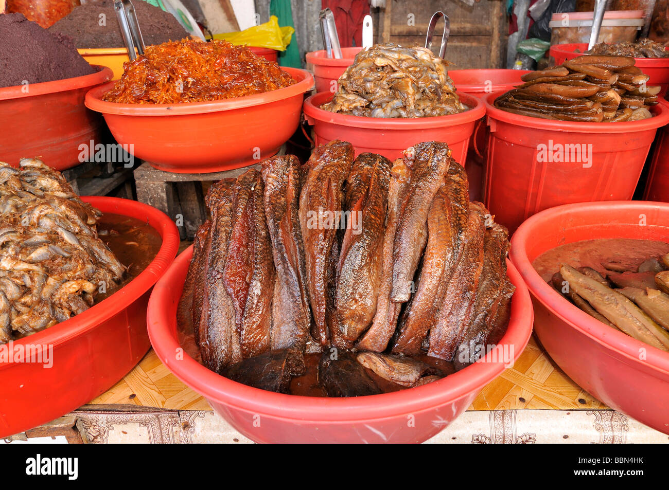 Pesci secchi e marinaded in un recipiente di plastica, mercato del pesce, Vinh Long, Delta del Mekong, Vietnam Asia Foto Stock