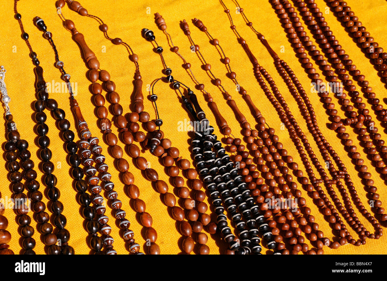 Turco in legno perline di preghiera per gli uomini, Tasbih, esposti per la vendita, Beyazit Square, Istanbul, Turchia Foto Stock