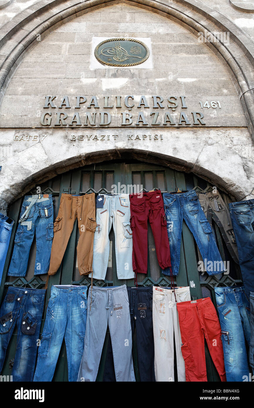 Chiuso ingresso al Grand Bazaar, appeso con jeans, scritte Grand Bazaar, Beyazit Square, Istanbul, Turchia Foto Stock