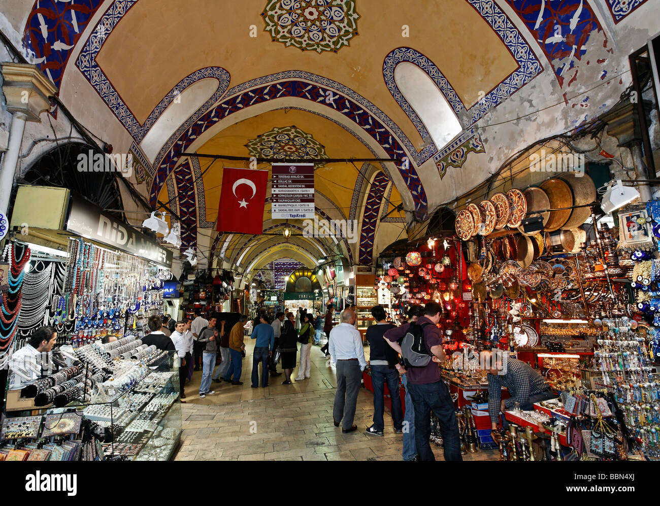 Vicolo coperto con negozi di souvenir, Kapali Carsi, Grand Bazaar, Istanbul, Turchia Foto Stock