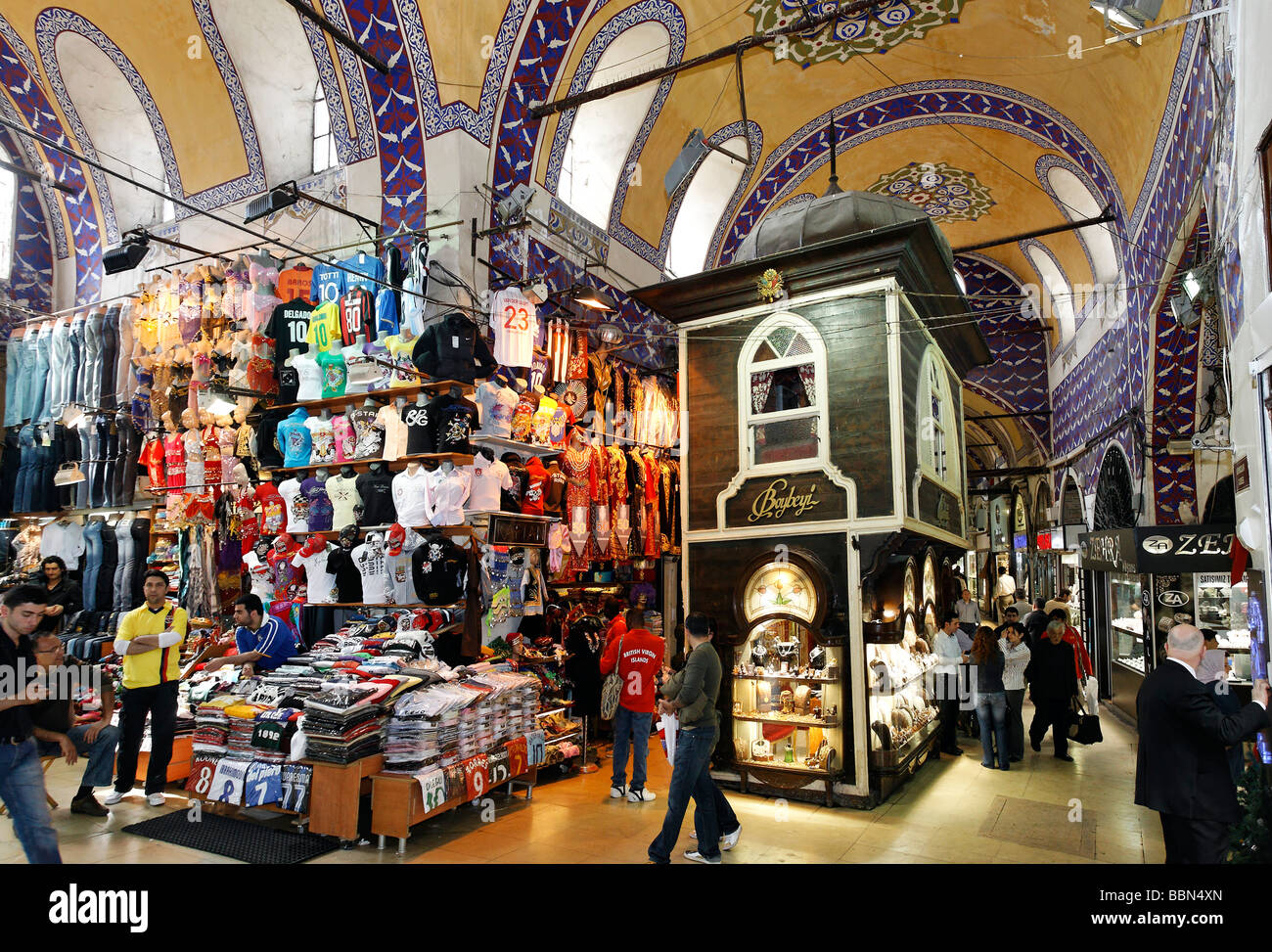Vicolo coperto con negozi, chiosco orientali dal XVII secolo, Kapali Carsi, Grand Bazaar, Istanbul, Turchia Foto Stock