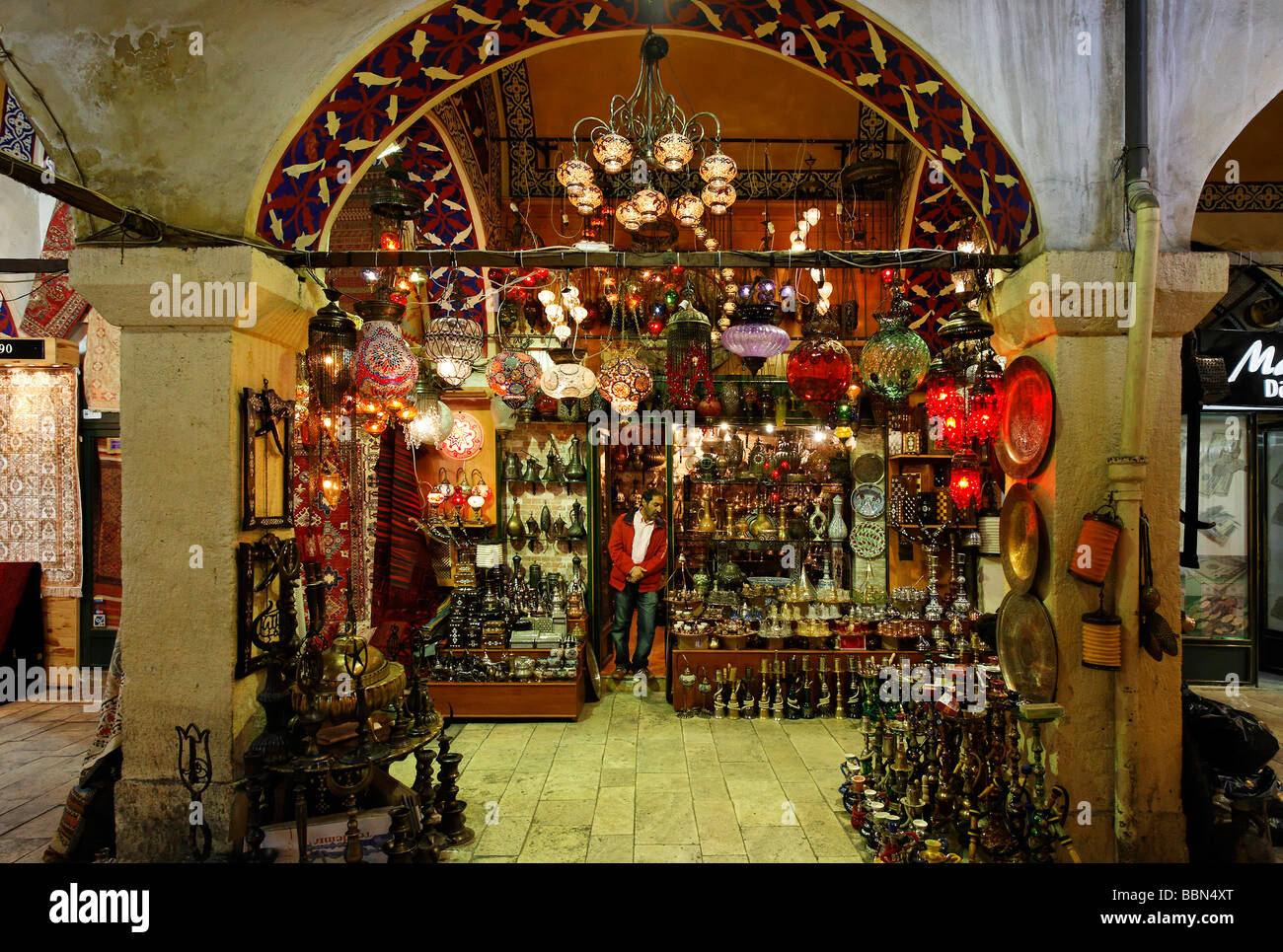 Negozio con lampade orientali, porticati, Capali Carsi, Grand Bazaar, Istanbul, Turchia Foto Stock