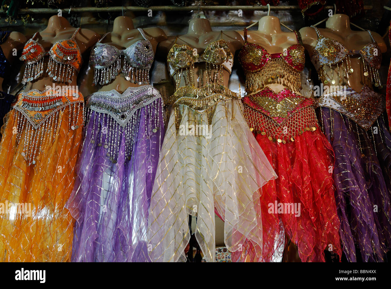 Manichini senza capi con abiti tradizionali per la danza del ventre, il Bazaar Egiziano e il Bazar delle Spezie, Eminoenue, Istanbul, Turchia Foto Stock