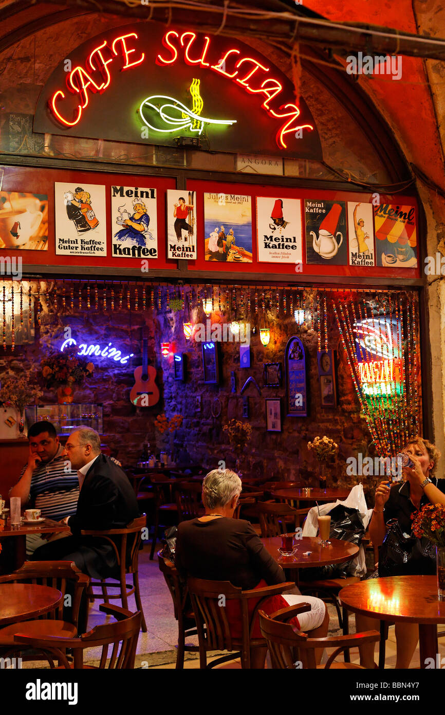 Piccoli caffè turco con vecchi manifesti pubblicità austriaca di Meinl marca di caffè, Gran Bazaar Kapali Carsi, Istanbul, Turchia Foto Stock