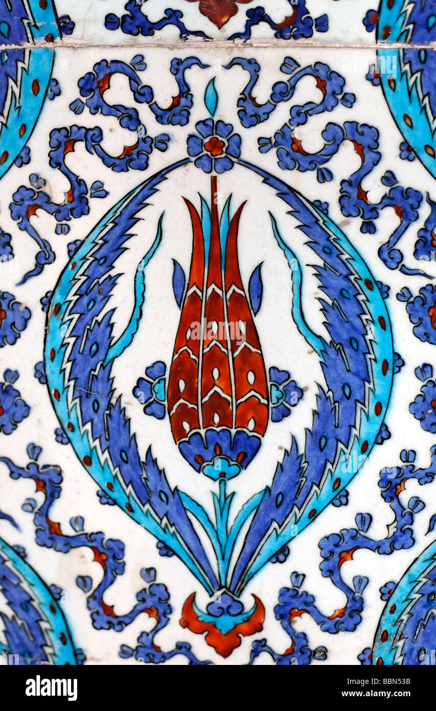 Piastrelle decorative con Iznik faiences, tulip motif Ruestem-Pasa moschea, Istanbul, Turchia Foto Stock