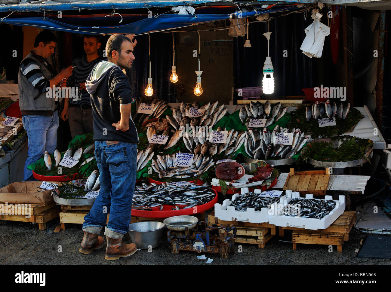 Fish monger davanti al suo stand, Karakoey mercato del pesce, Istanbul, Turchia Foto Stock
