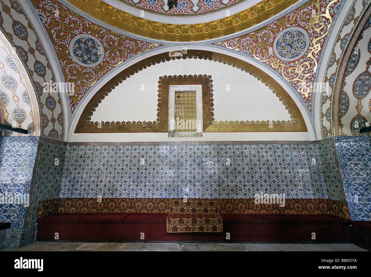Elaborate decorazioni a parete, Diwan, Palazzo Topkapi Sarayburnu, Istanbul, Turchia Foto Stock