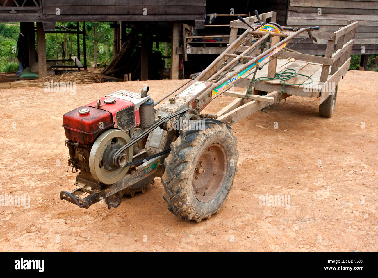 Forma tradizionale di trasporto in Laos, piccolo motore tractror con passeggero o porta carichi collegati alla parte posteriore, Lak Xao, Laos Foto Stock