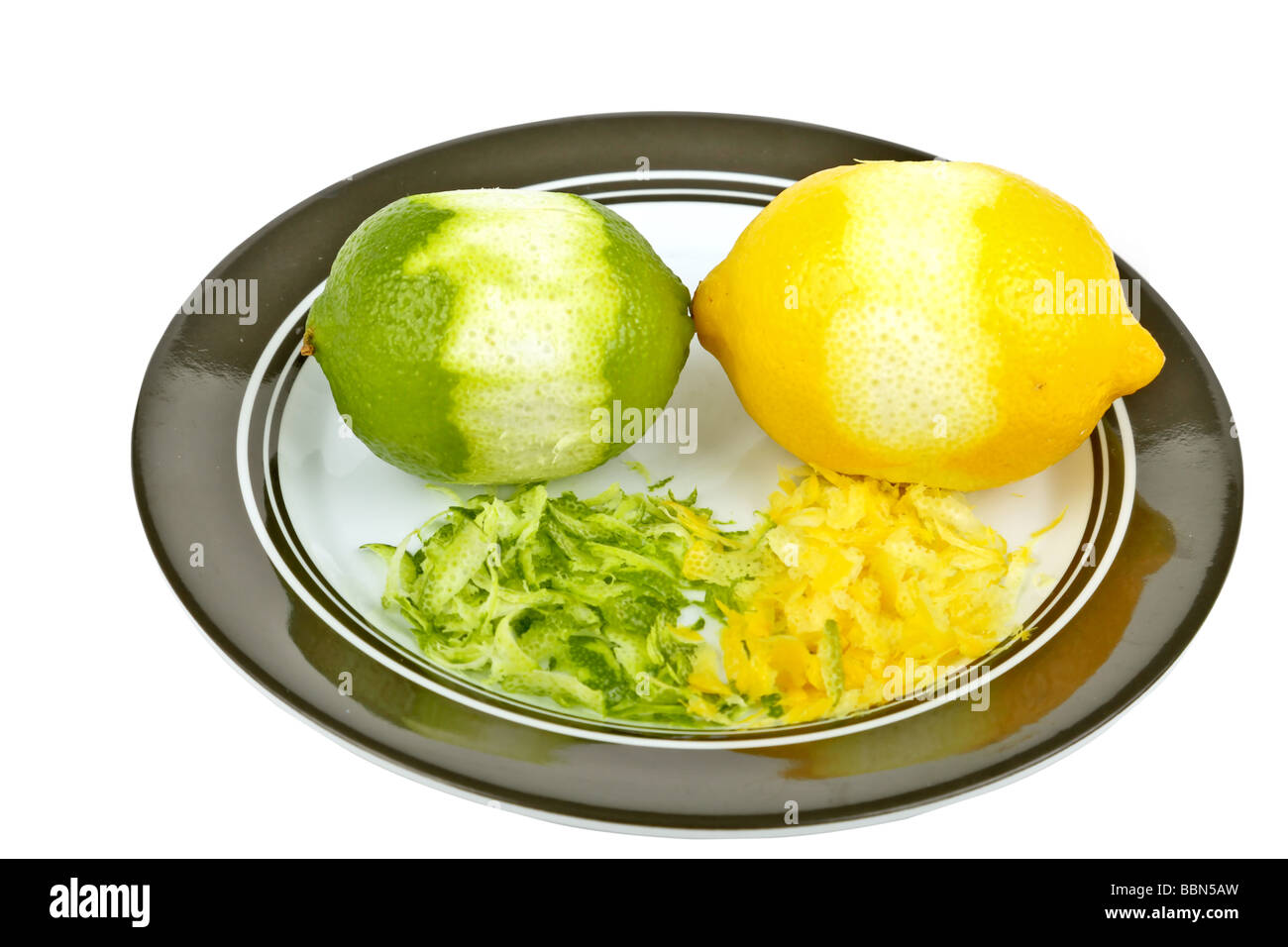 La scorza di limone e calce su una piastra Foto Stock
