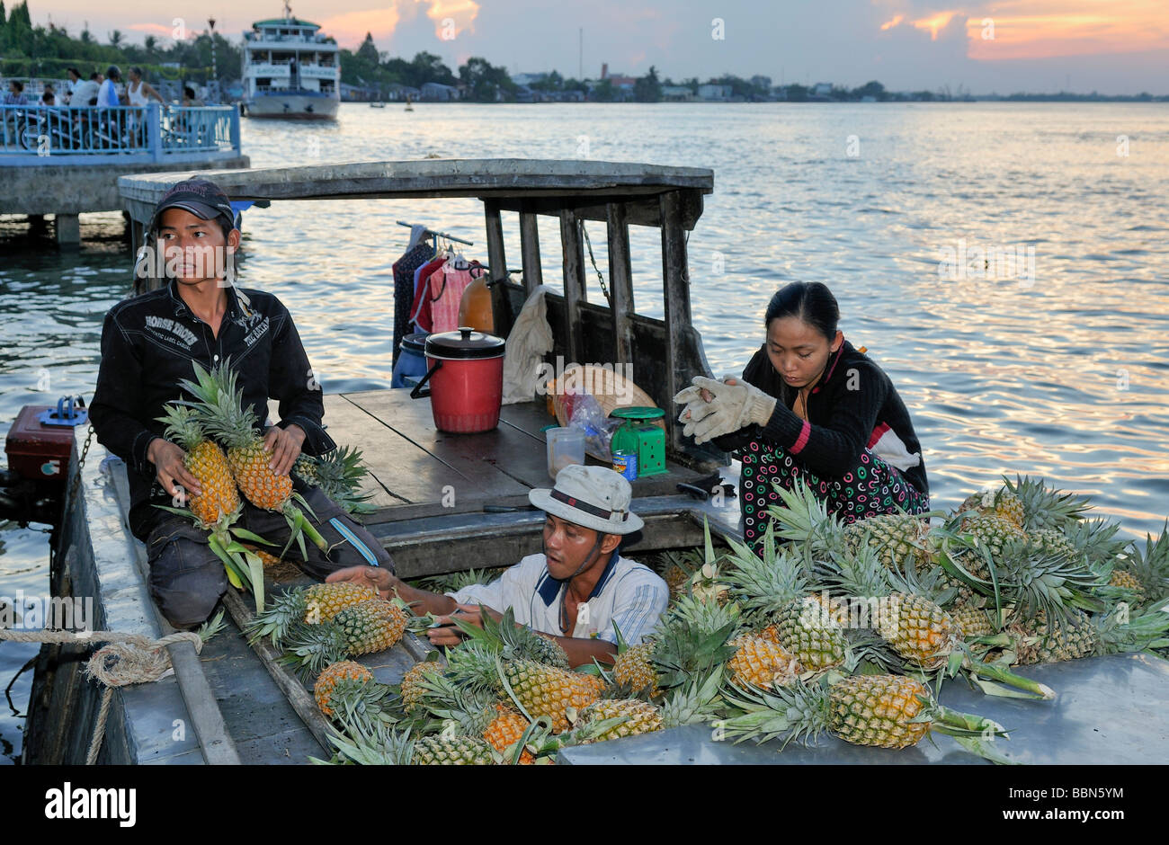 Ananas merchant carico delle merci, il Delta del Mekong, Vietnam Asia Foto Stock