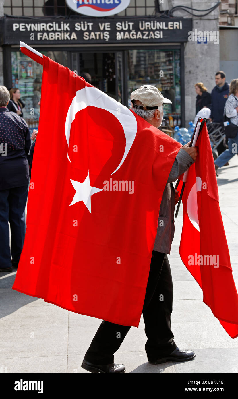 Venditore ambulante porta grande bagno turco bandiere nazionali, Istanbul, Turchia Foto Stock