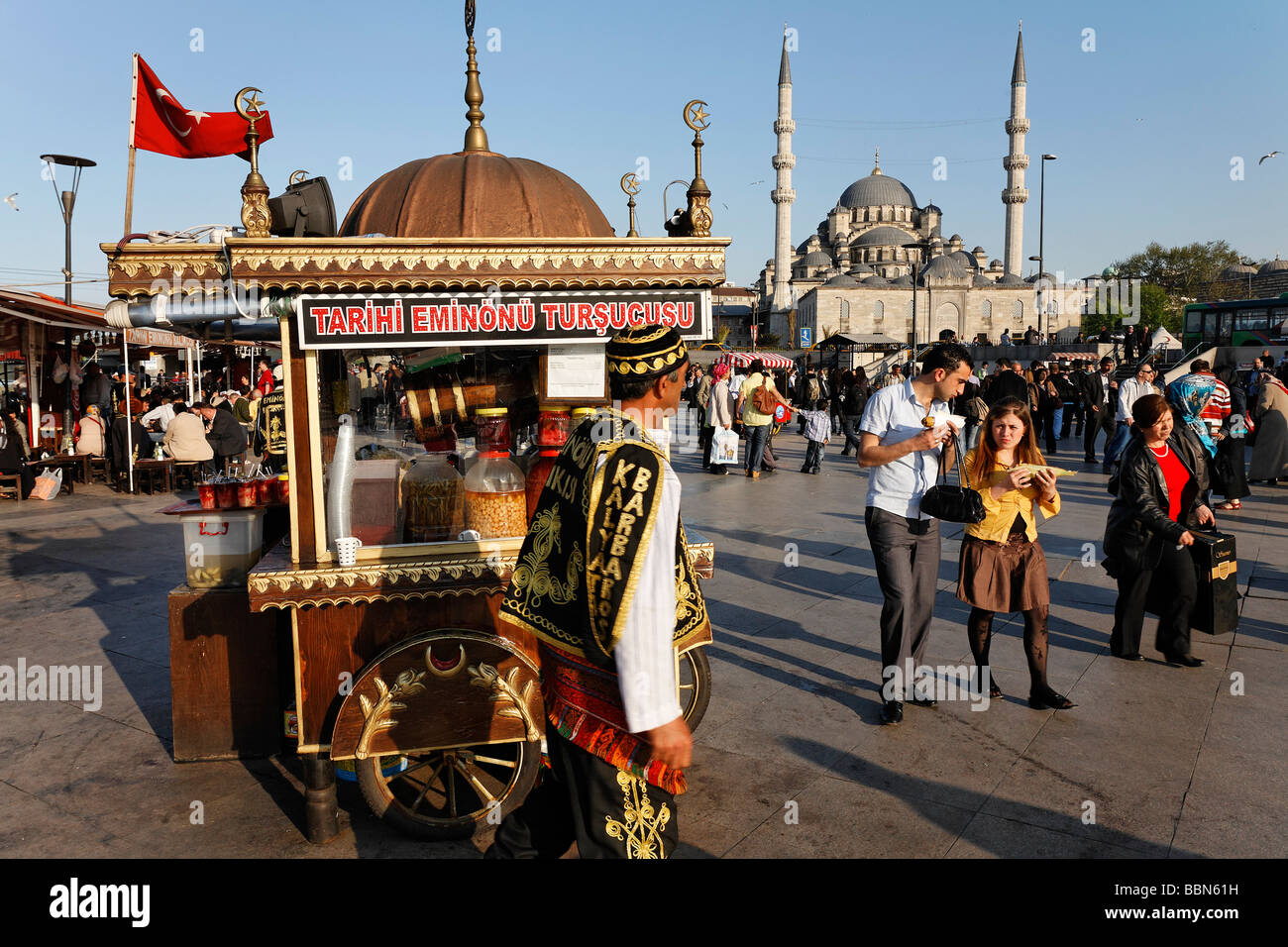 Il pittoresco stand di vendita per verdure sottaceto, la piazza di fronte alla nuova moschea, Yeni Cami, Eminoenue, Istanbul, Turchia Foto Stock