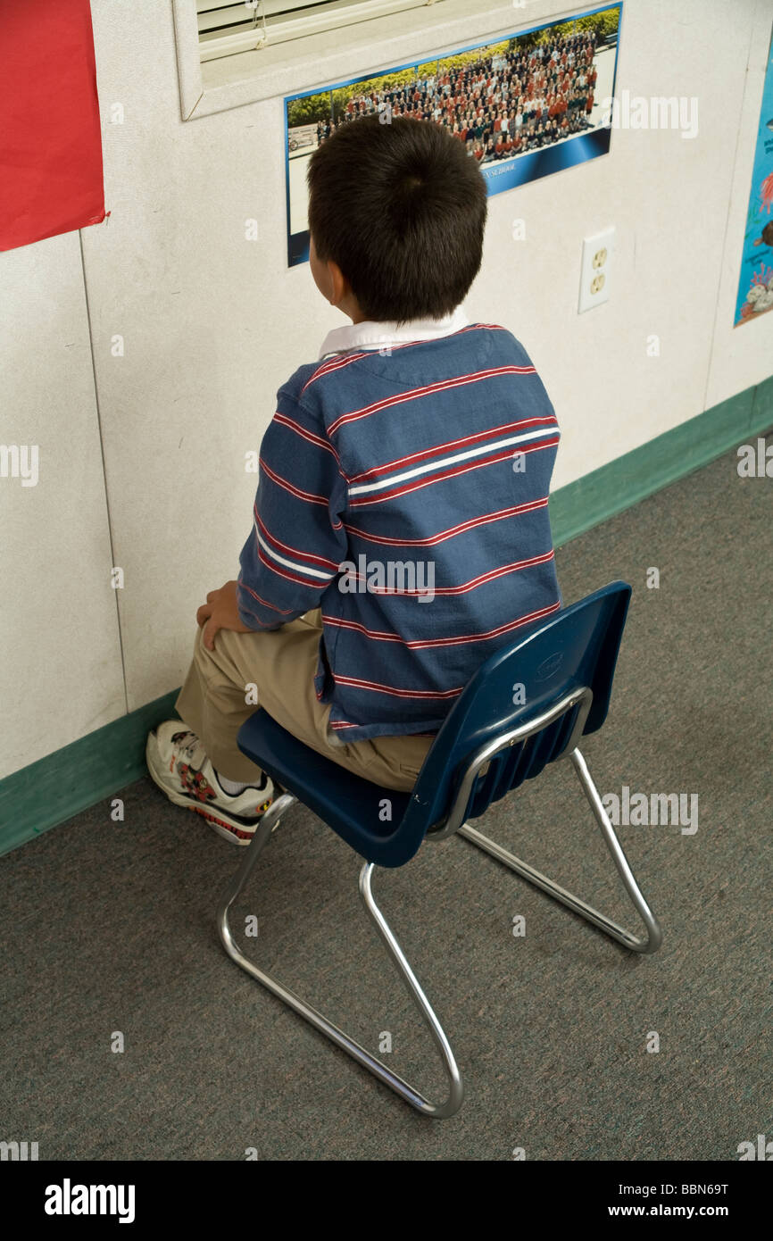 Ragazzo su time out per disciplina rivolto in direzione opposta al retro della testa signor © Myrleen Pearson Foto Stock