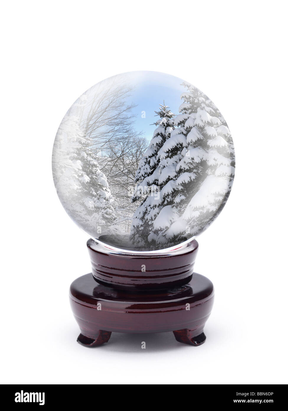 Sfera di cristallo con paesaggio invernale Foto Stock