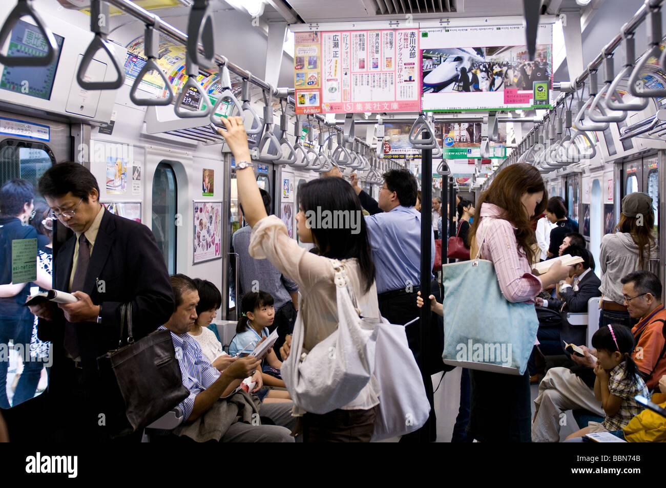 Pendolari su una rotaia in Giappone il treno dei pendolari in Tokyo, Giappone Foto Stock