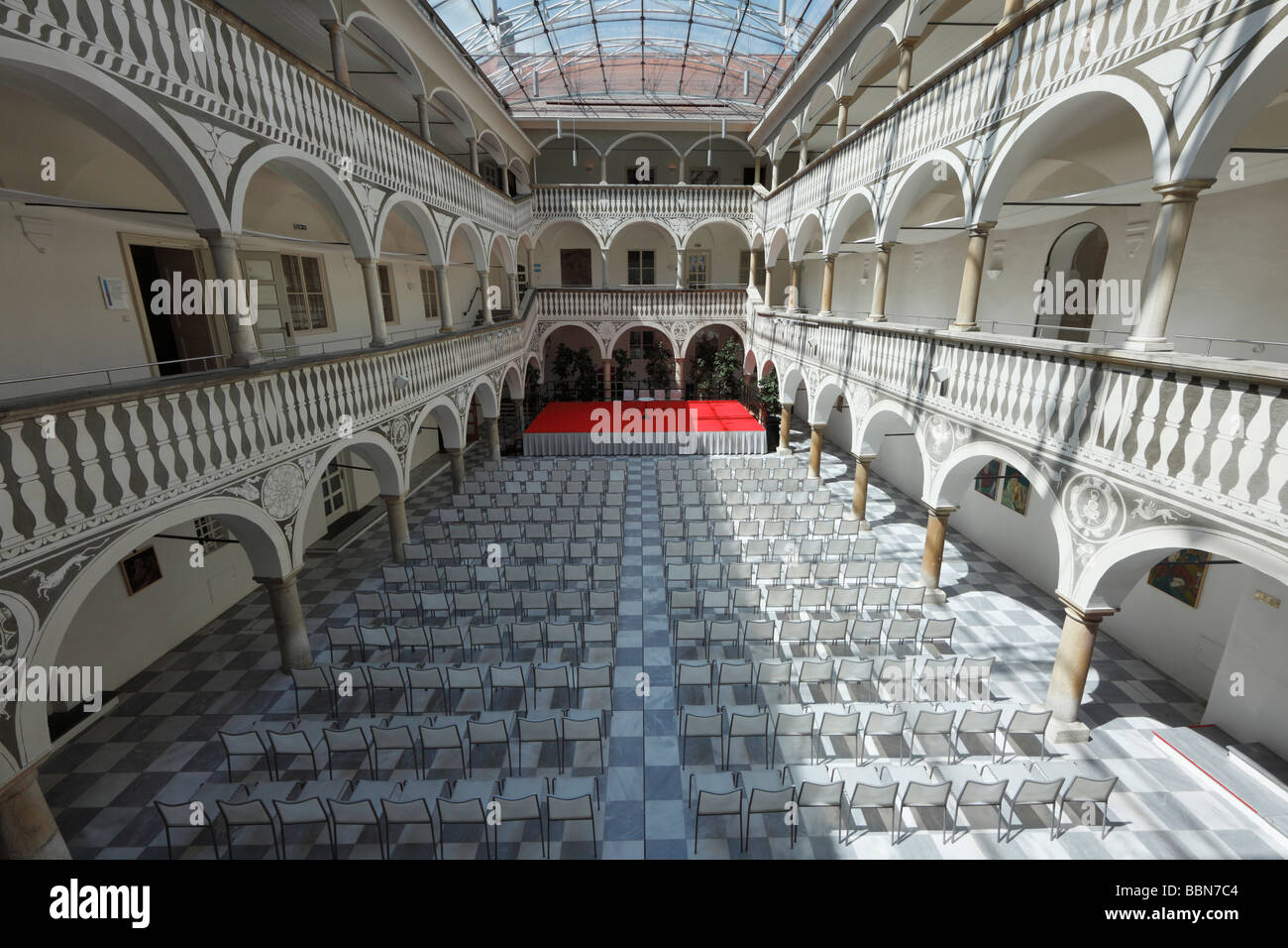 Porticato rinascimentale e il cortile presso la City Hall, St. Veit an der Glan, Carinzia, Austria, Europa Foto Stock