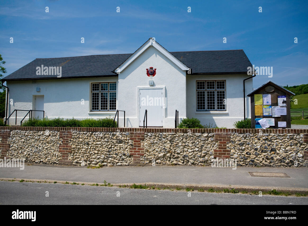 East Dean village hall con Sussex pietra focaia nella parete anteriore, West Sussex, Regno Unito Foto Stock