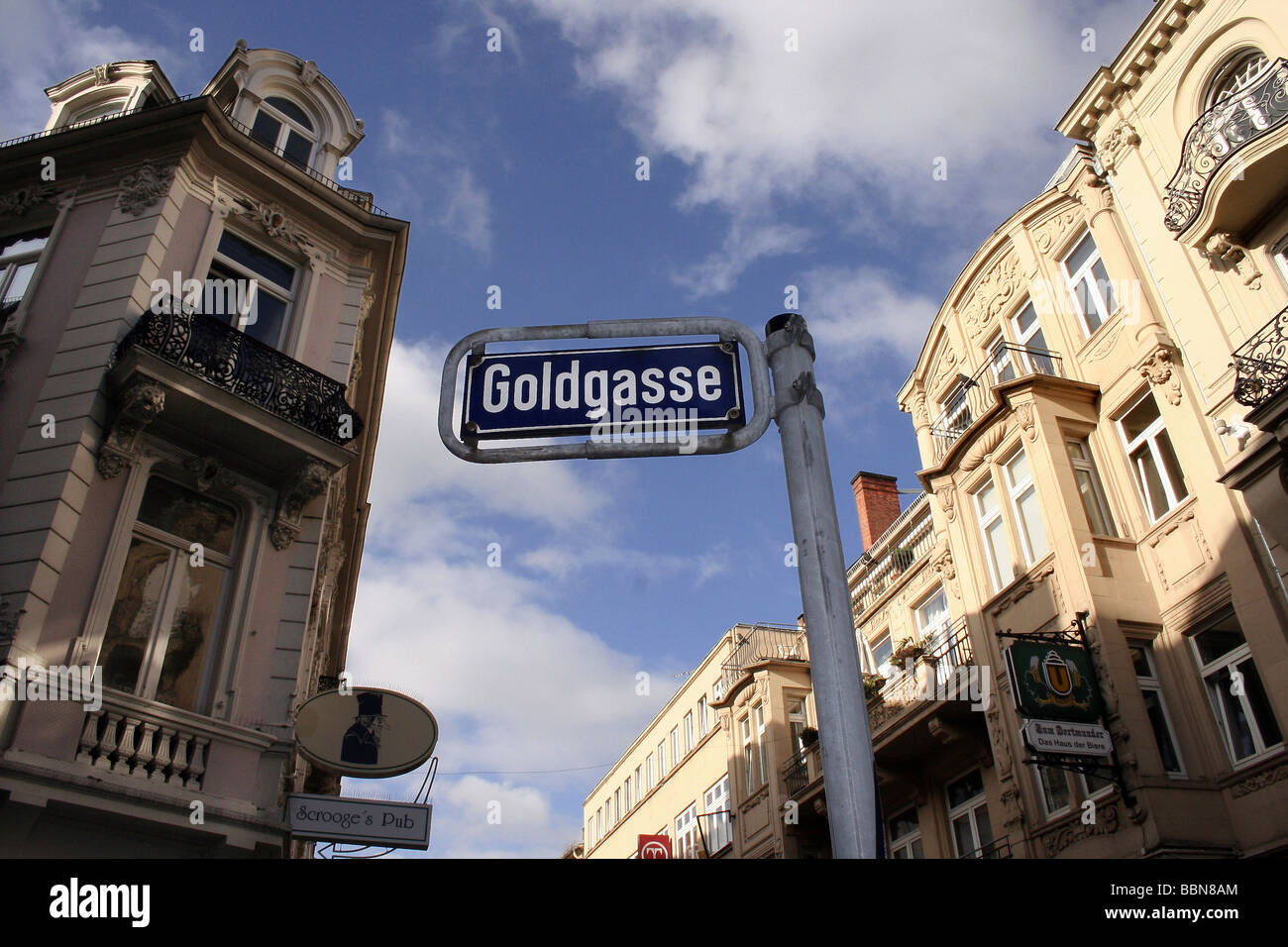Il nome della strada segno Goldgasse, Wiesbaden, Germania Foto Stock
