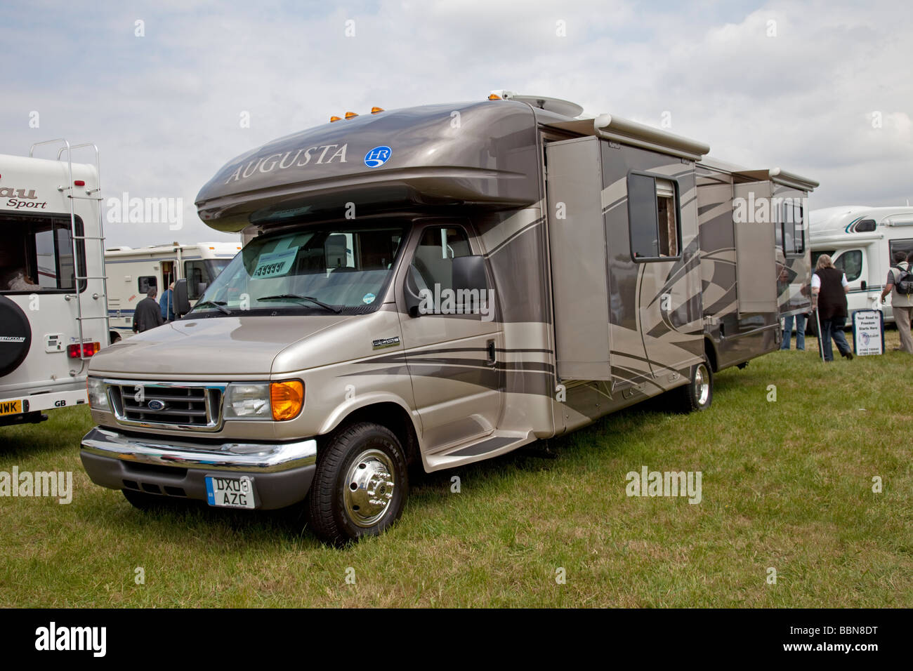 Augusta HR Ford motorhome RV con lati che si estendono o slideouts Stratford Racecourse REGNO UNITO Foto Stock