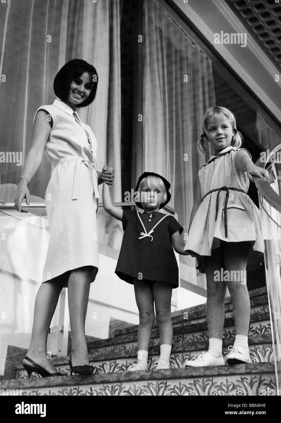 Lehner, Helga * 5.1.1944, attrice tedesca, full length, insieme a due bambini, 1964, Foto Stock