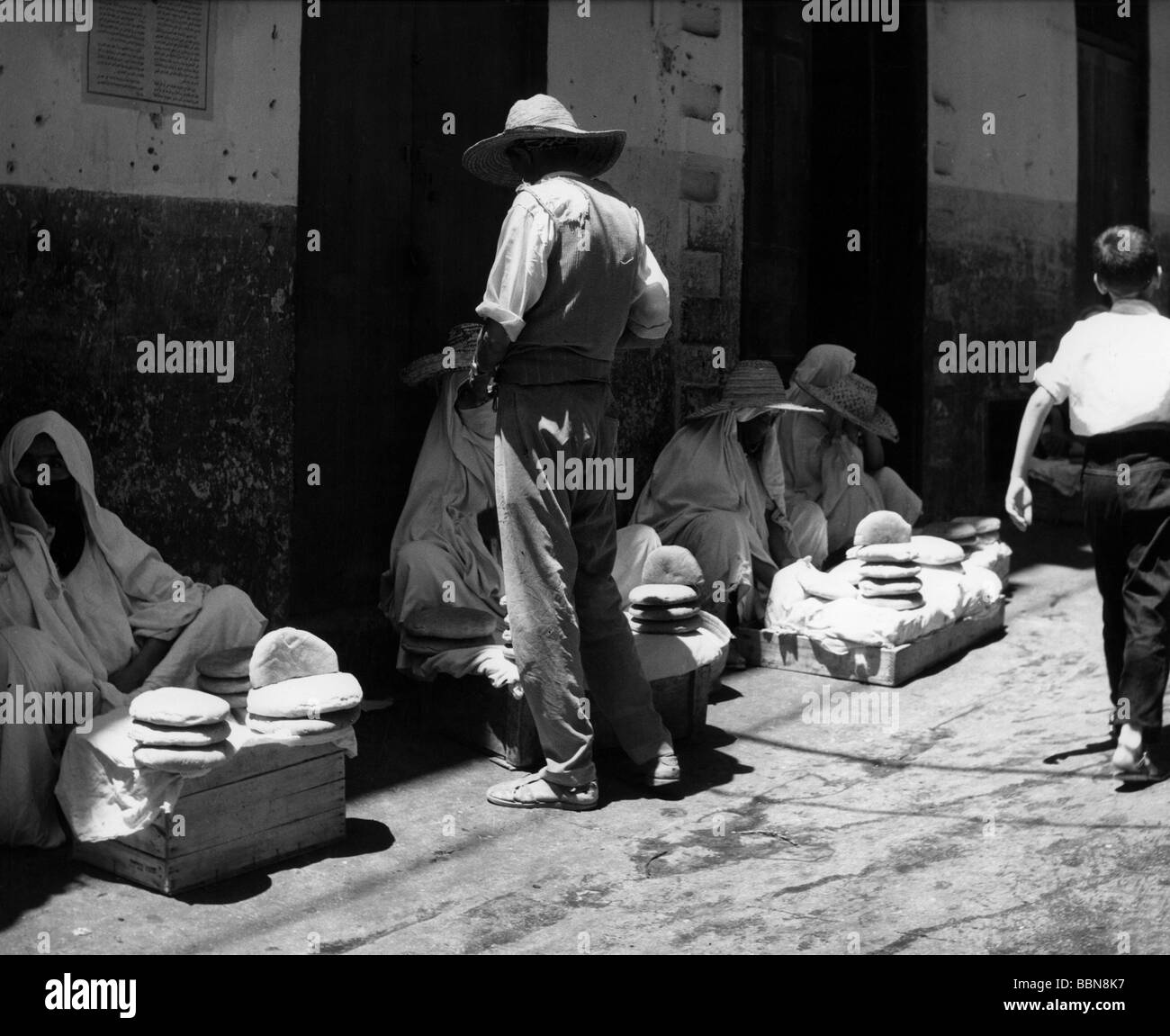 Geografia / viaggio, Marocco, persone, donne che vendono pane in una strada a Tangeri, circa 1950s, Foto Stock