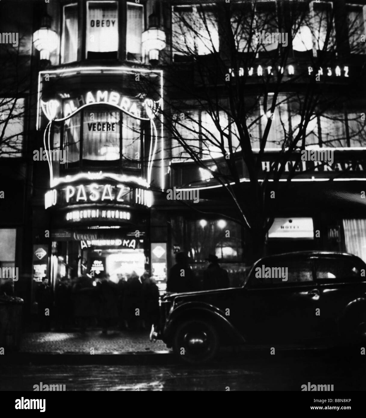 Geografia / viaggio, Cecoslovacchia, Praga, piazze, Piazza Venceslao, scena di strada di fronte all'Hotel Praha, colpo notturno, 17.4.1956, Foto Stock