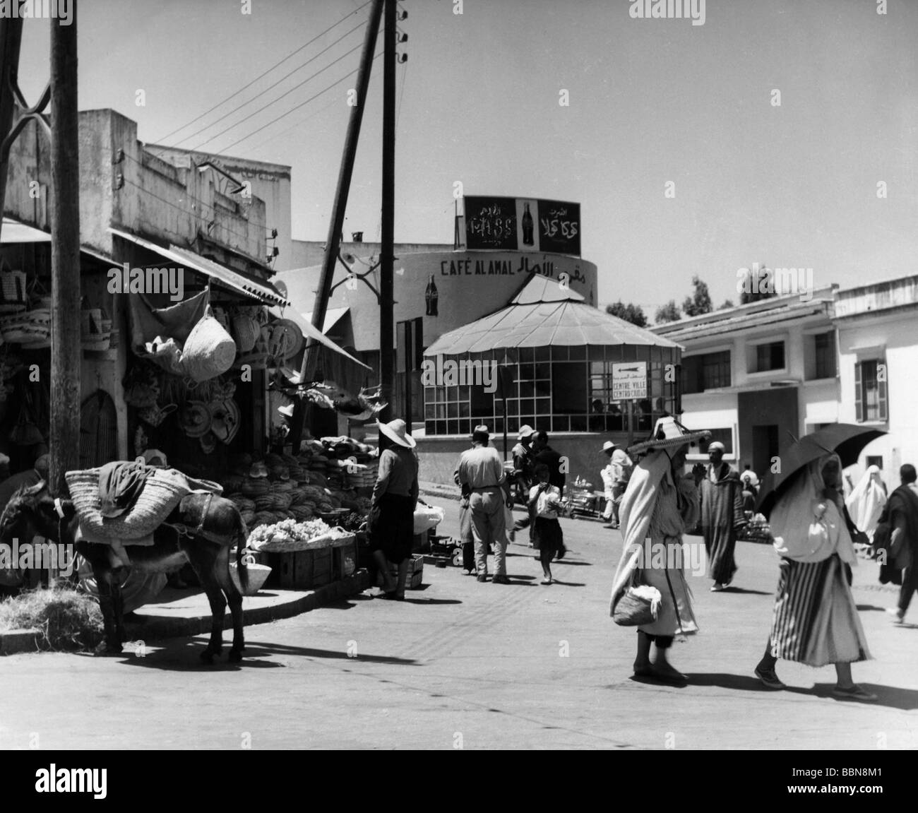 Geografia / viaggio, Marocco, Tangeri, scene di strada, scena di strada di fronte al Cafe Alamal, circa 1950s, Foto Stock