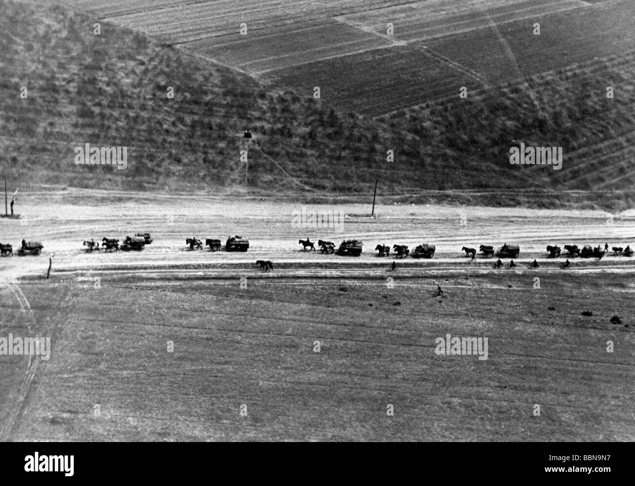 Eventi, Seconda guerra mondiale / seconda guerra mondiale, Russia 1941, colonna tedesca di veicoli trainati da cavalli che avanzano, Bielorussia, estate 1941, fotografia aerea, Foto Stock