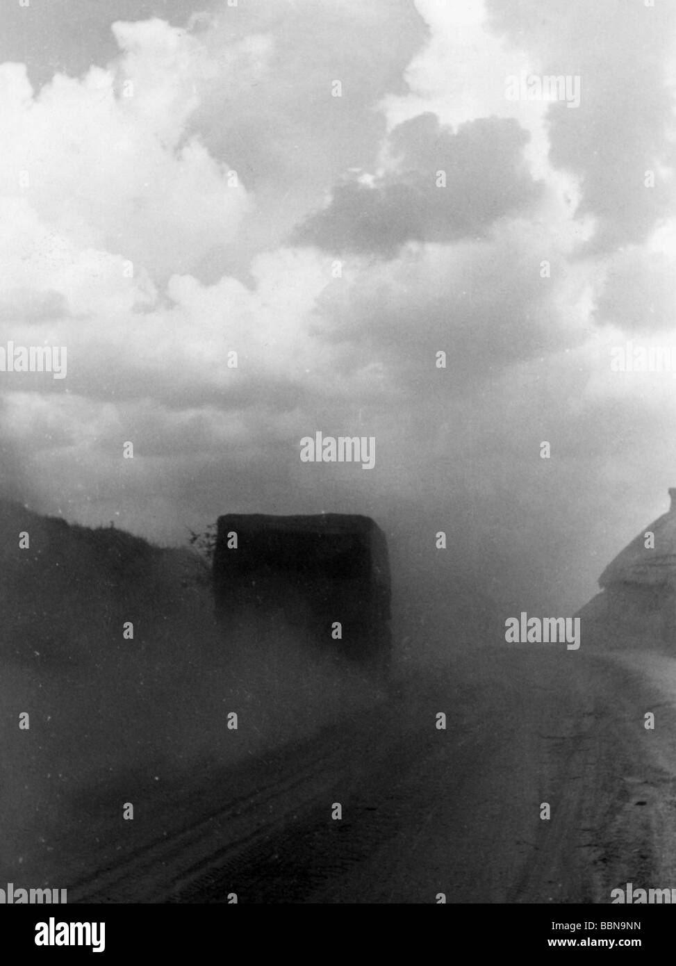 Eventi, Seconda guerra mondiale / seconda guerra mondiale, Russia 1941, avanzata tedesca, camion Wehrmacht su una strada polverosa, estate 1941, Foto Stock